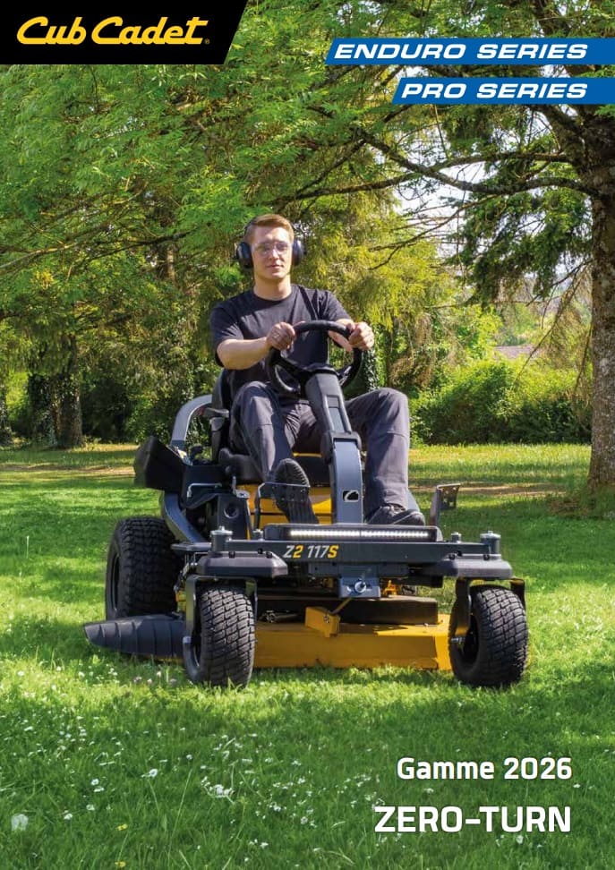 Couverture du catalogue Cub Cadet Gamme 2026 présentant un homme conduisant une tondeuse autoportée à rayon de braquage zéro (Zero-Turn) modèle Z2 117S Enduro & Pro Series sur une pelouse arborée.